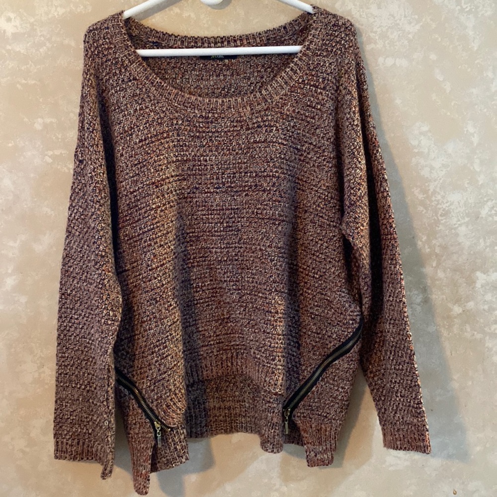 Xl mim sweater with zipper accent on bottom sides. Like new.